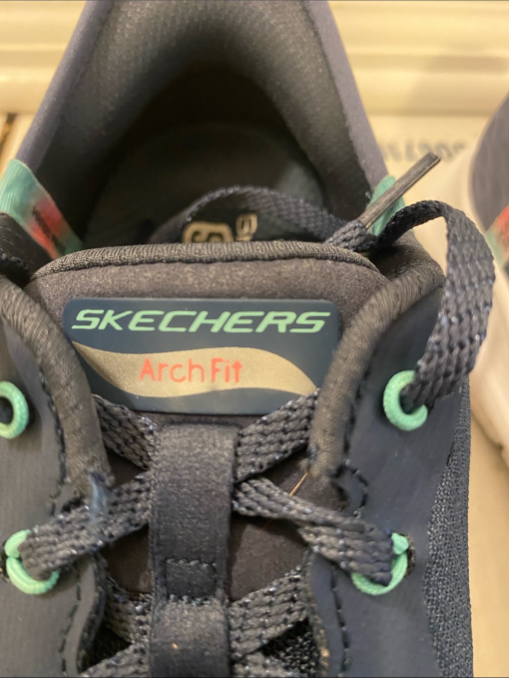 Skechers size 9.5 Sneakers good condition - Picture 2 of 6
